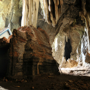 洞窟の中の寺院