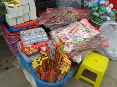 市場で売られている旧正月用の飾りやお供え物