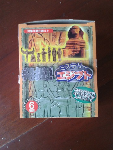 砂で出来たピラミッドを付属の棒で掘り起こし、宝物を見つけるおもちゃ