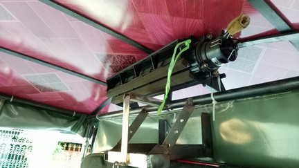 TVモニター用ステーと客用ファン
